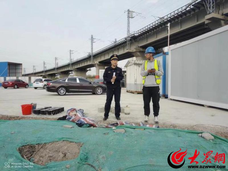 市北區(qū)開平路街道綜合行政執(zhí)法中隊(duì)強(qiáng)化揚(yáng)塵治理執(zhí)法檢查 守護(hù)藍(lán)天白云宜居環(huán)境(圖3)