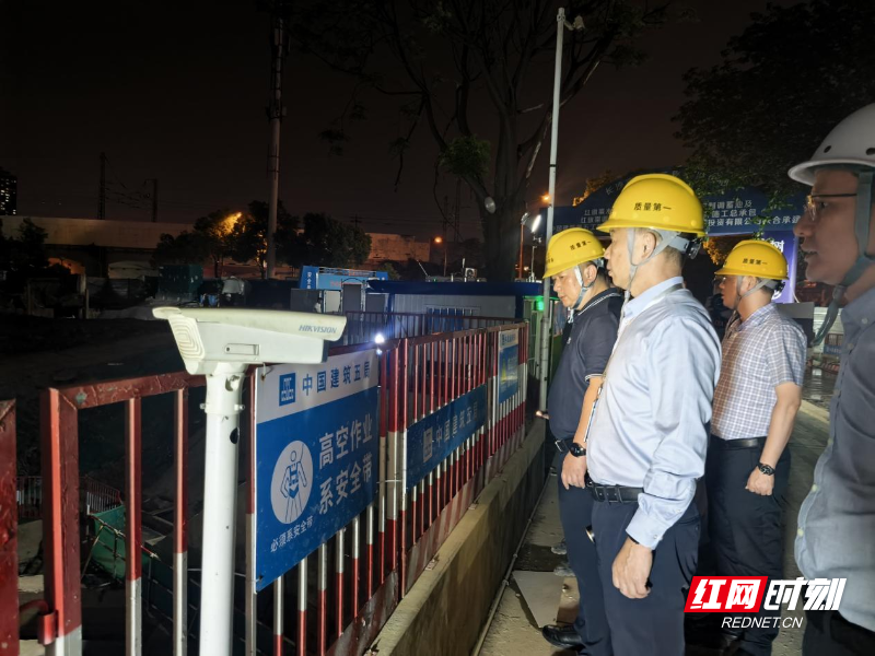 視頻丨情節(jié)嚴(yán)重責(zé)令整改！長(zhǎng)沙開展夜間建筑工地?fù)P塵污染聯(lián)合執(zhí)法檢查(圖2)
